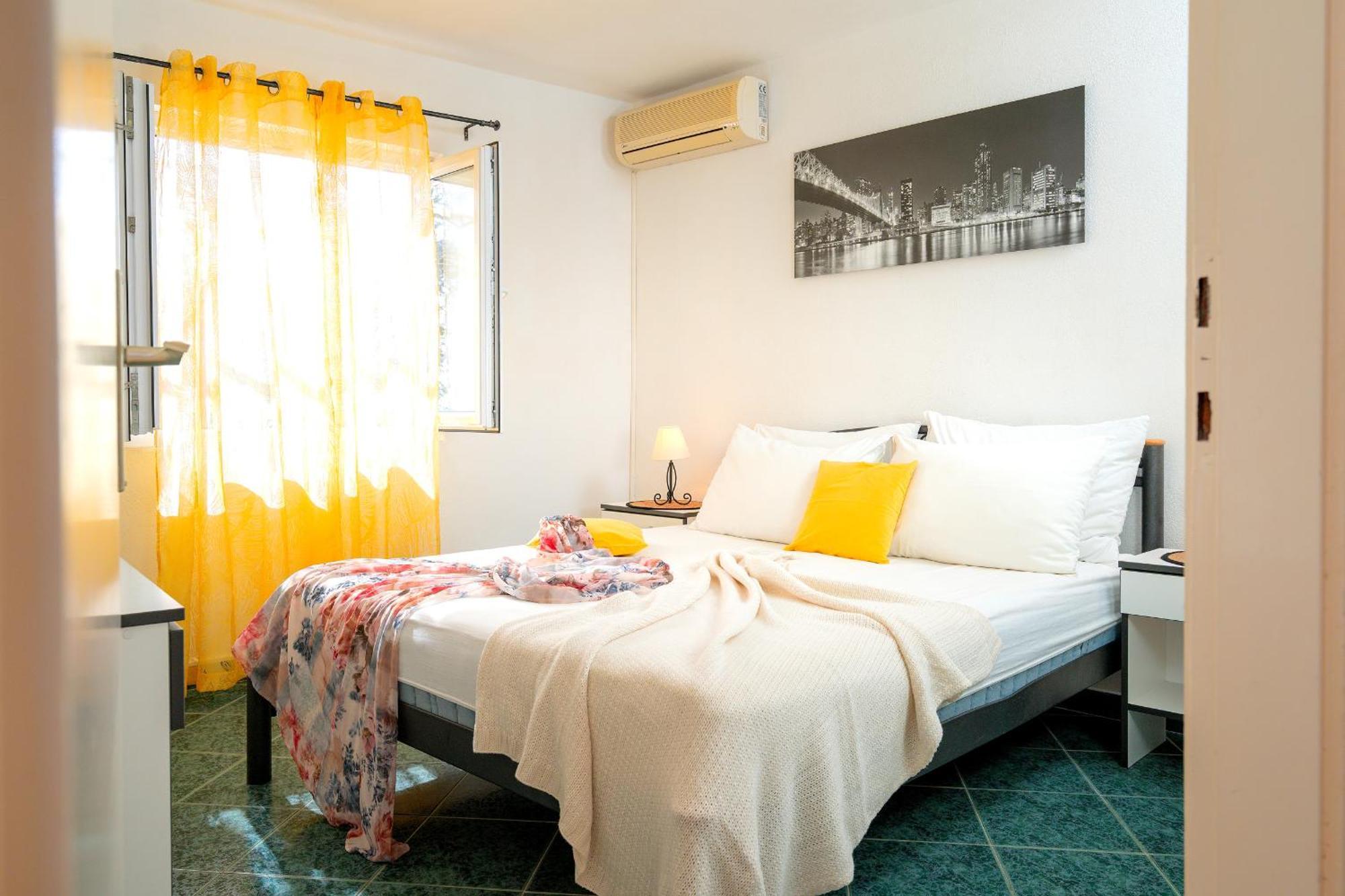 Apartments Lucic ฮวาร์ ภายนอก รูปภาพ