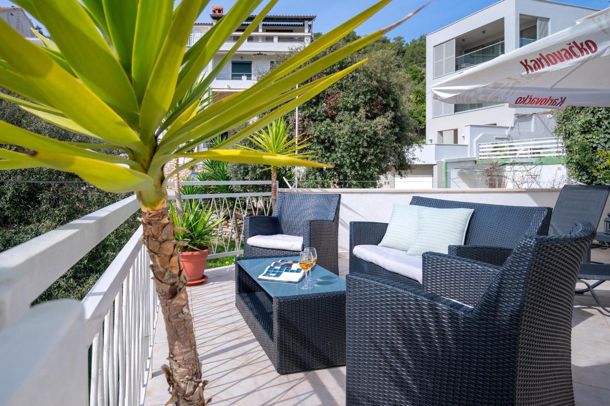 Apartments Lucic ฮวาร์ ภายนอก รูปภาพ