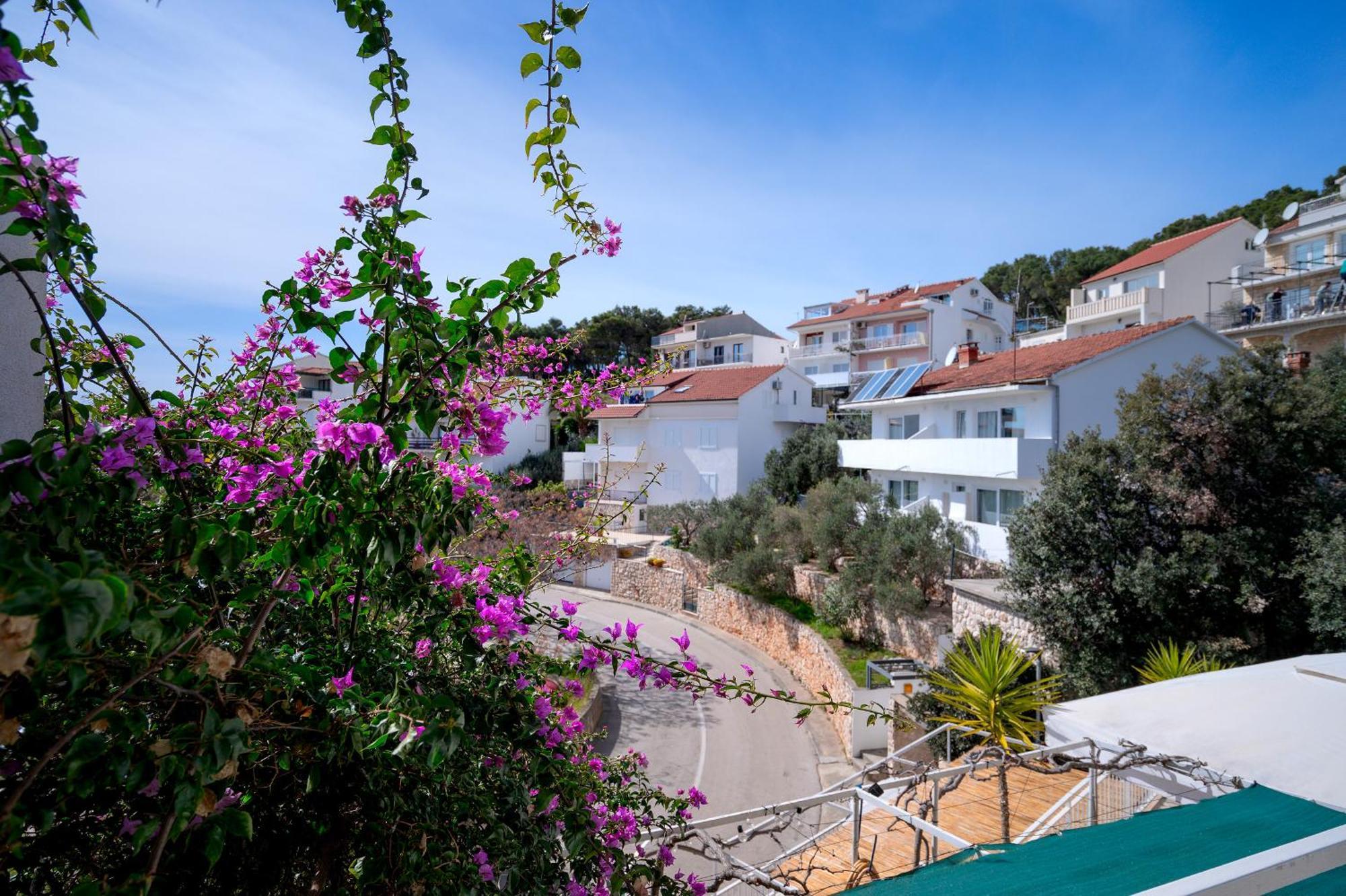 Apartments Lucic ฮวาร์ ภายนอก รูปภาพ