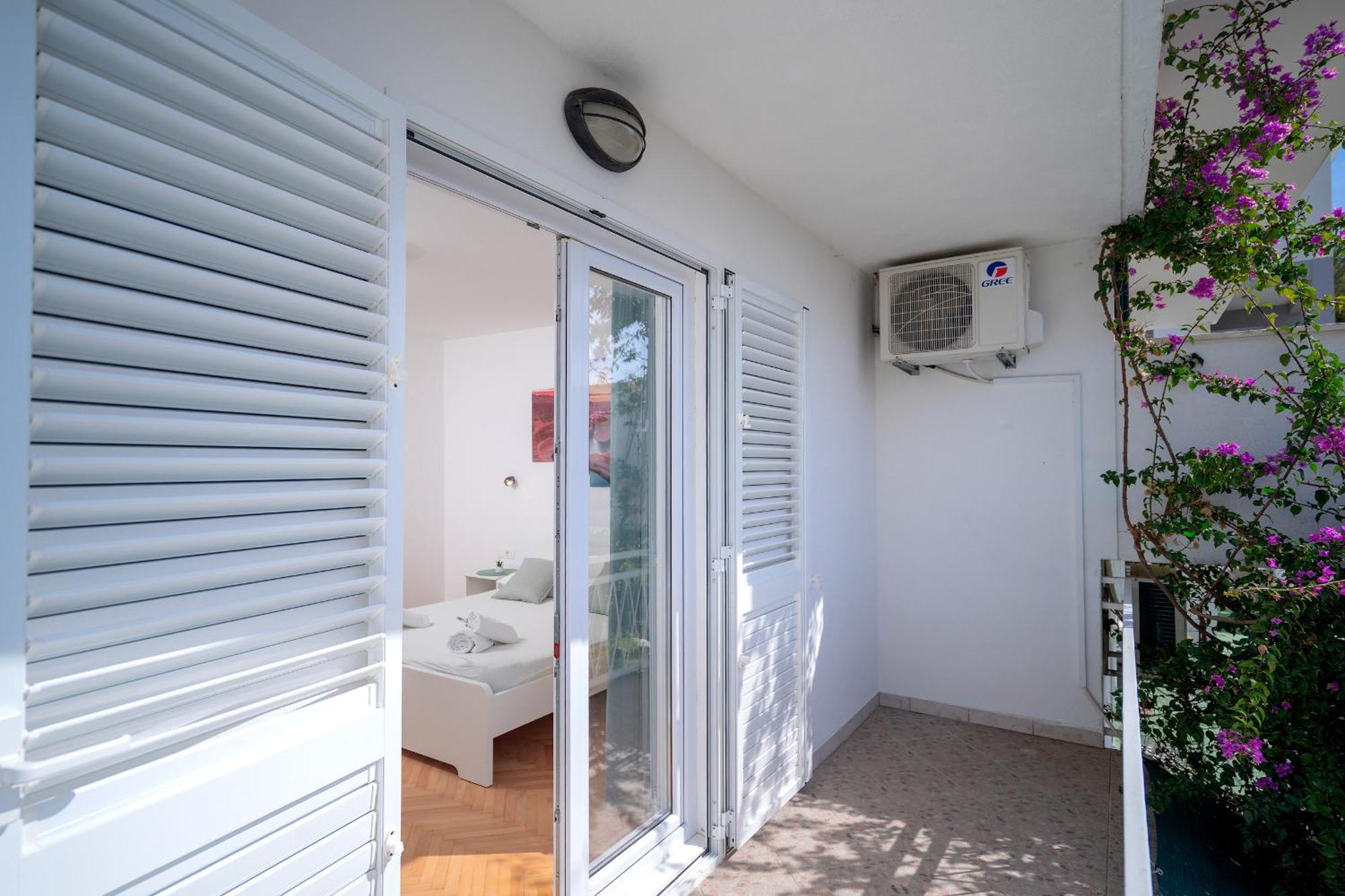 Apartments Lucic ฮวาร์ ภายนอก รูปภาพ