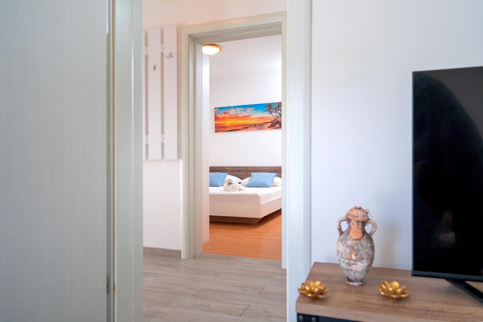 Apartments Lucic ฮวาร์ ภายนอก รูปภาพ