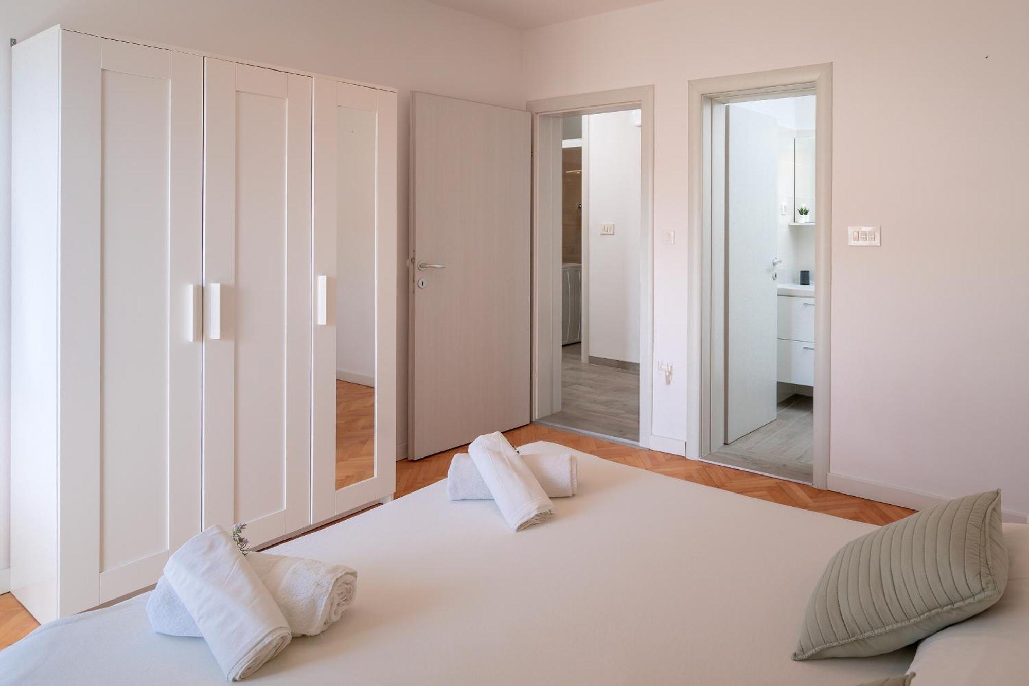 Apartments Lucic ฮวาร์ ภายนอก รูปภาพ